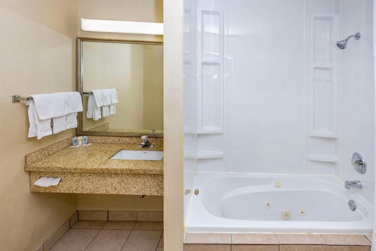 Comfort Inn & Suites Edmonton Kültér fotó
